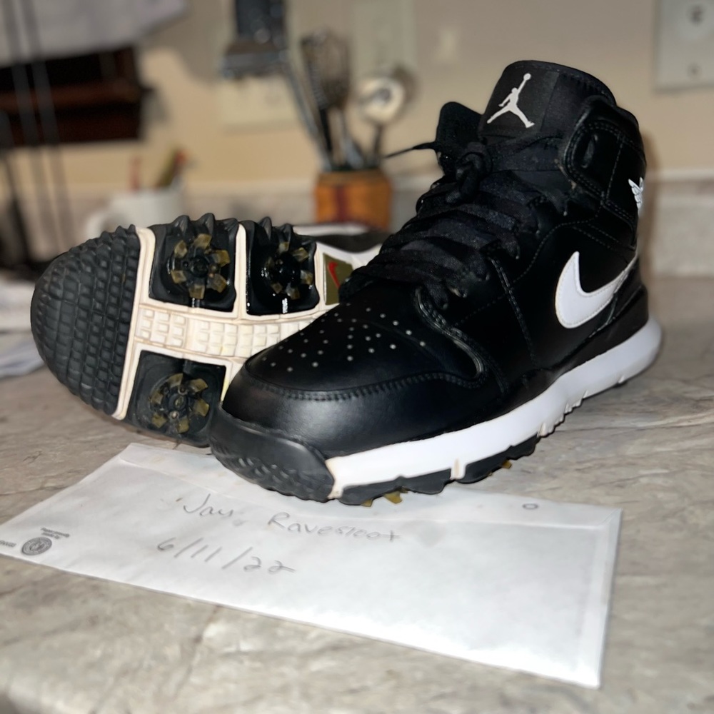Golf shoes